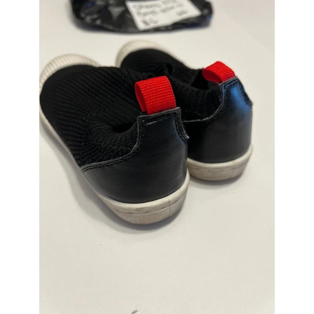 Size 11 toddler boys shoes (s-112)